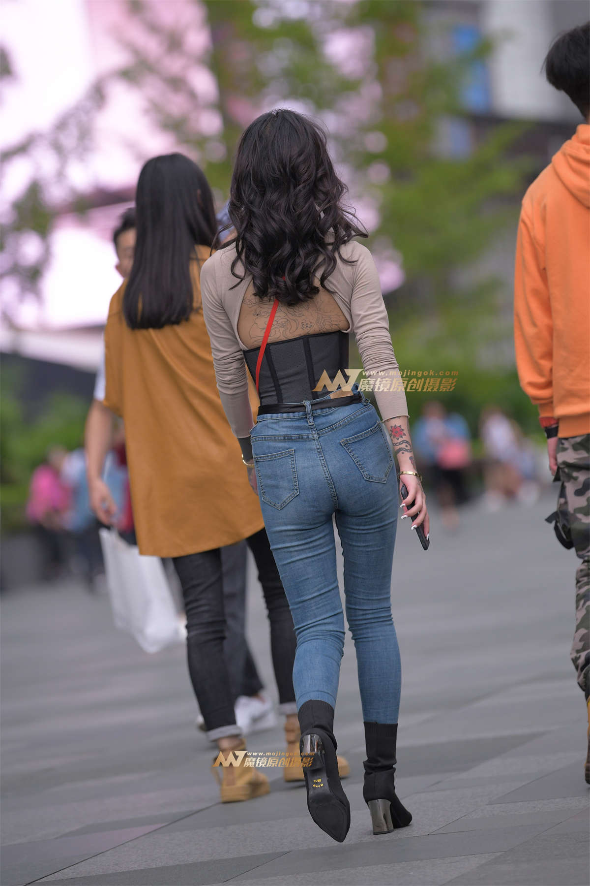 图片[2]-【街拍之魂赛帖】年龄小，身材好-日更街拍