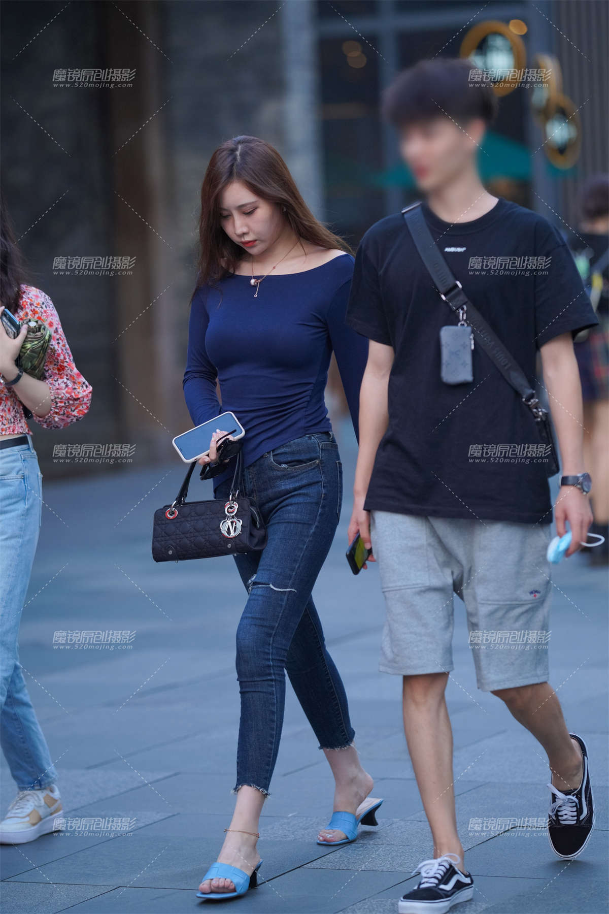 紧身牛仔美女-日更街拍