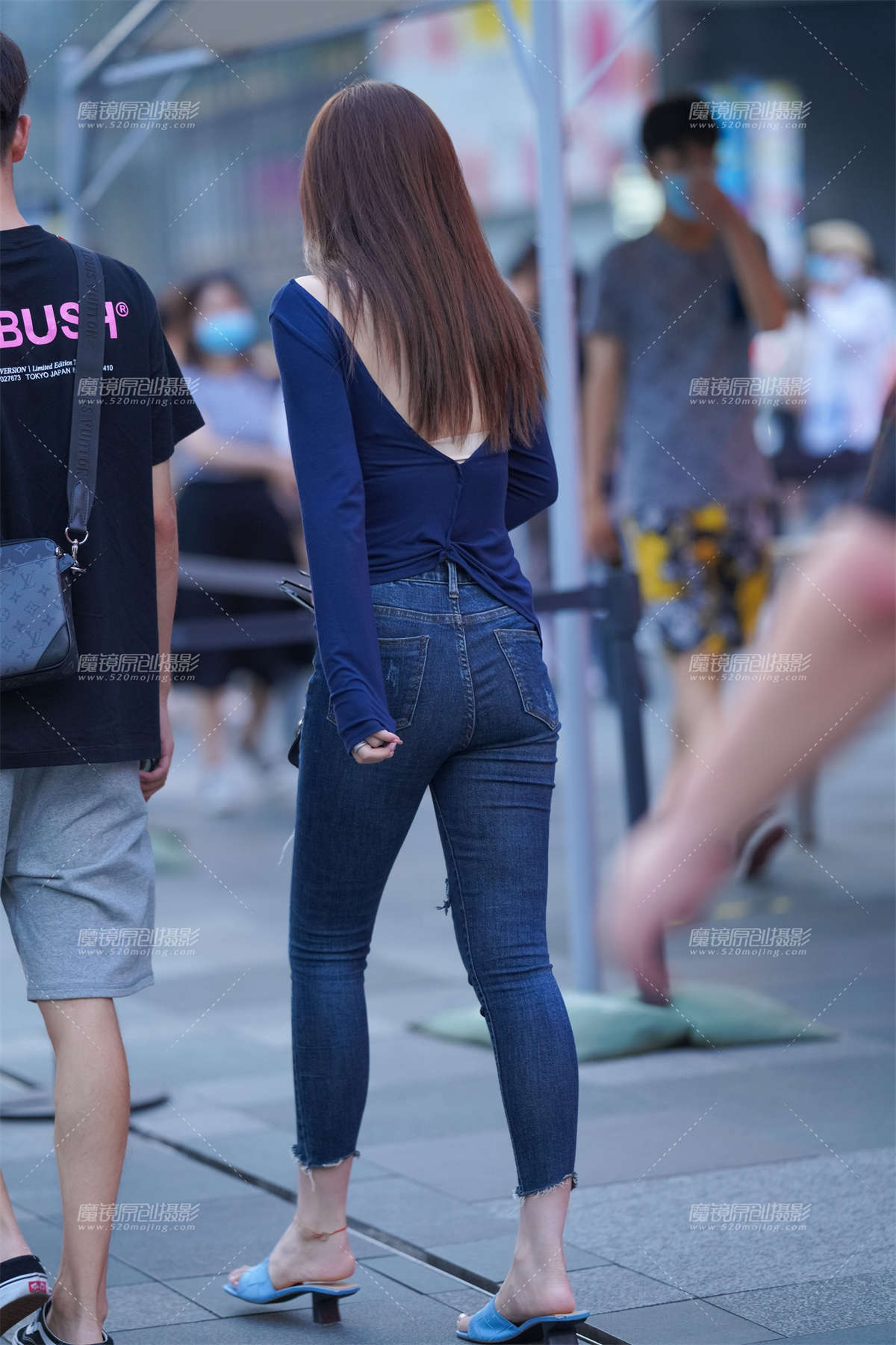 图片[2]-紧身牛仔美女-日更街拍