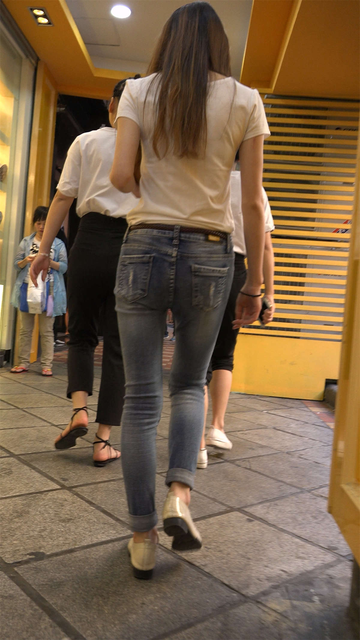 图片[2]-等公交的极品紧身蓝牛美女-日更街拍