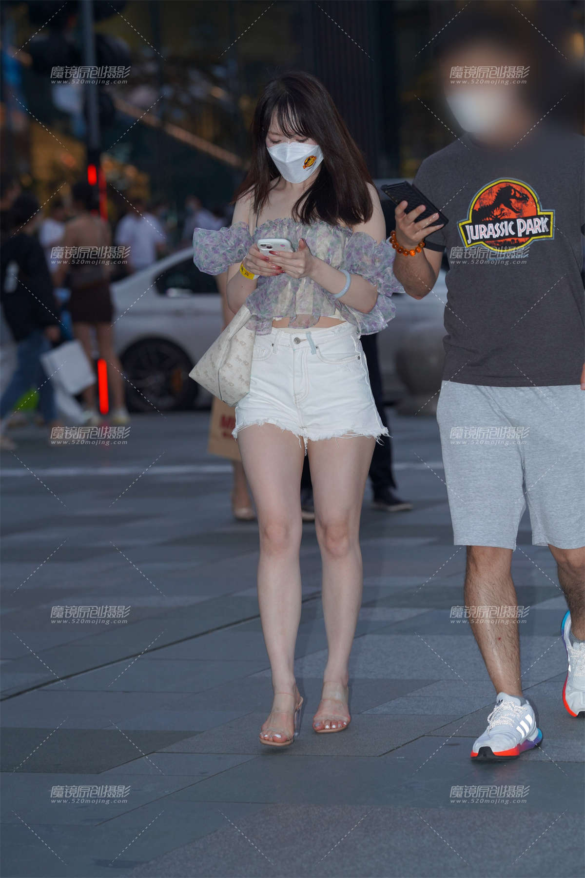 热裤美眉 好白-日更街拍