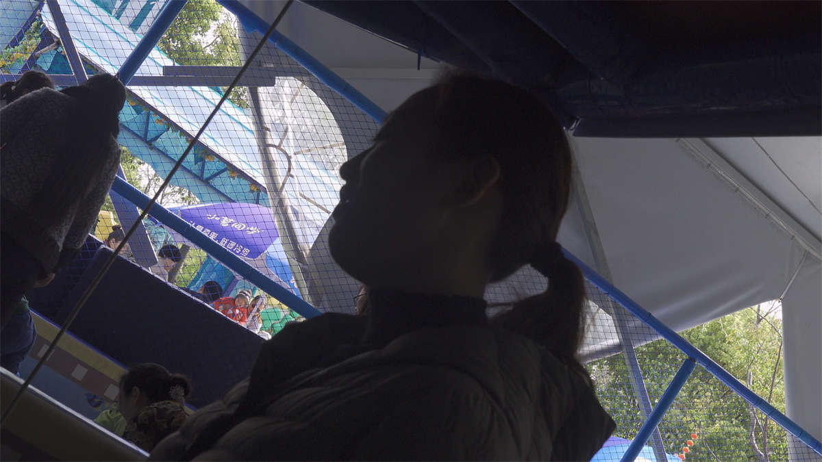 图片[2]-游乐场里面的黑丝脚辣妈-日更街拍