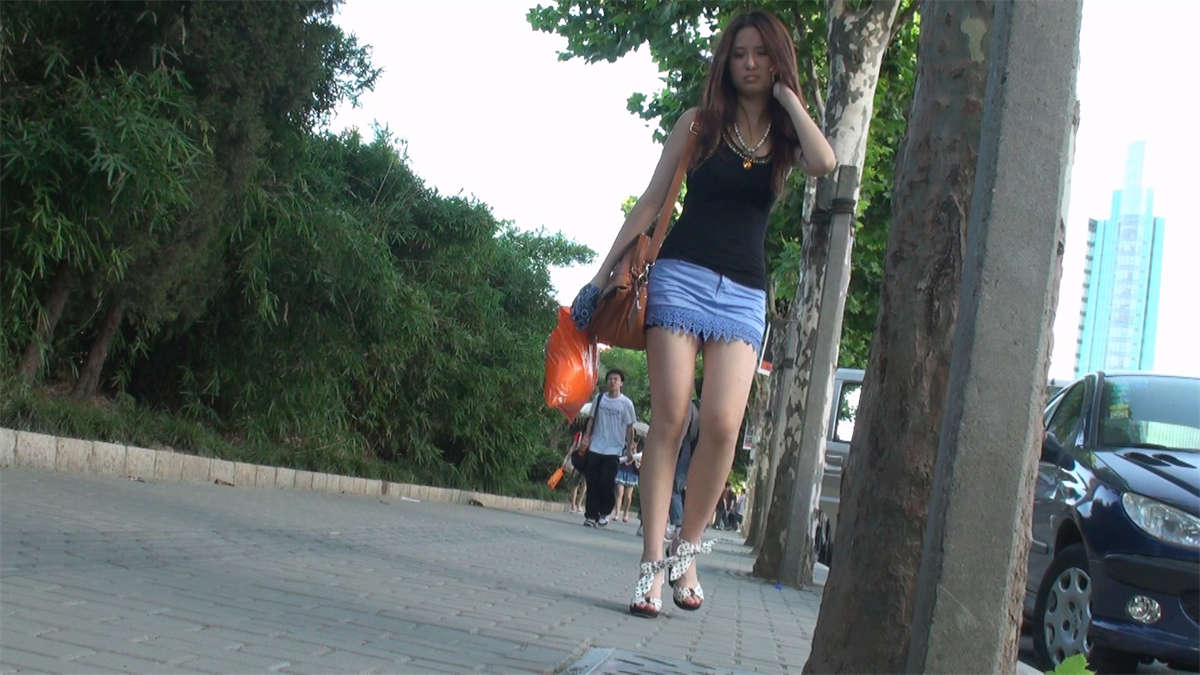 身材紧俏的短裤小妹-日更街拍