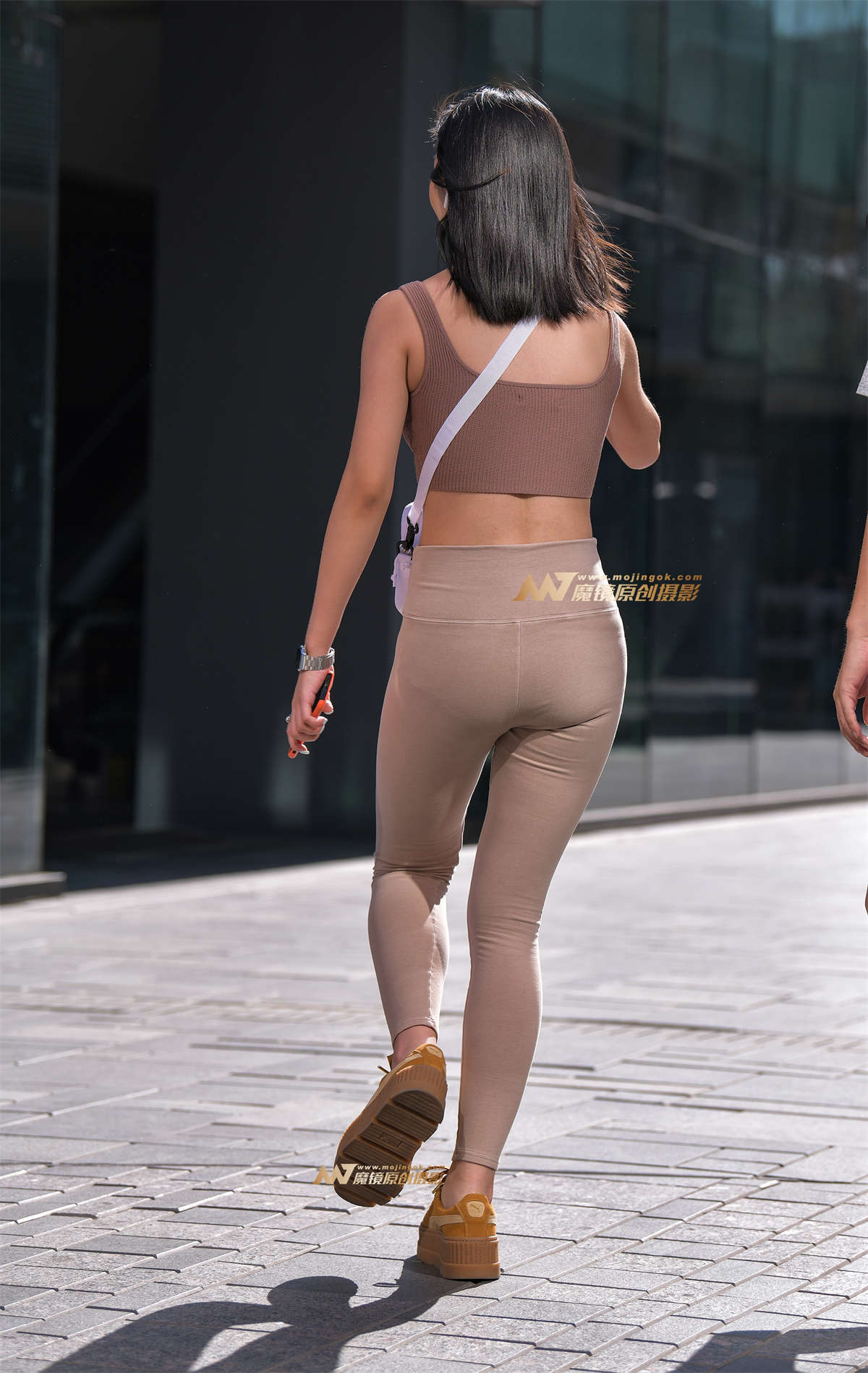 图片[2]-【街拍之魂赛帖】B95、街角等人的美女-日更街拍