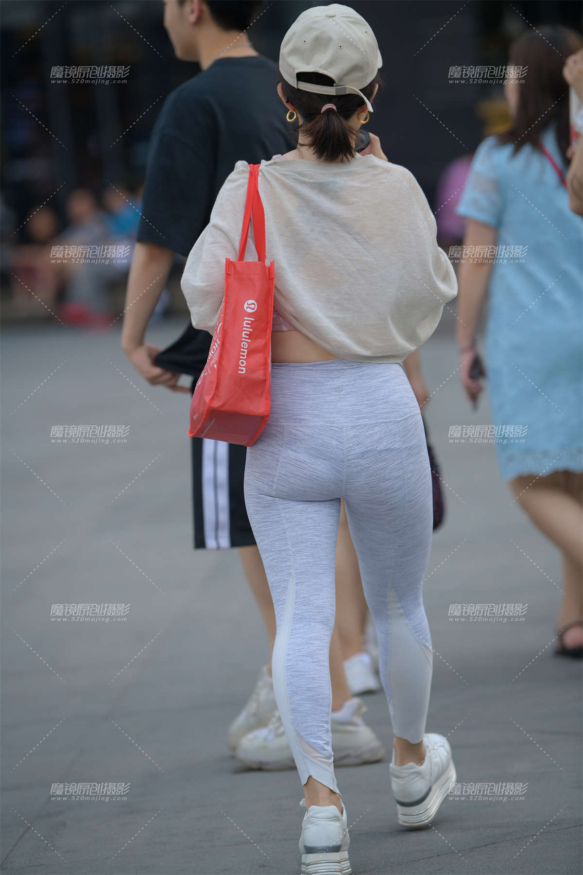 图片[2]-【街拍之魂赛帖】乳白色紧身瑜伽裤-日更街拍