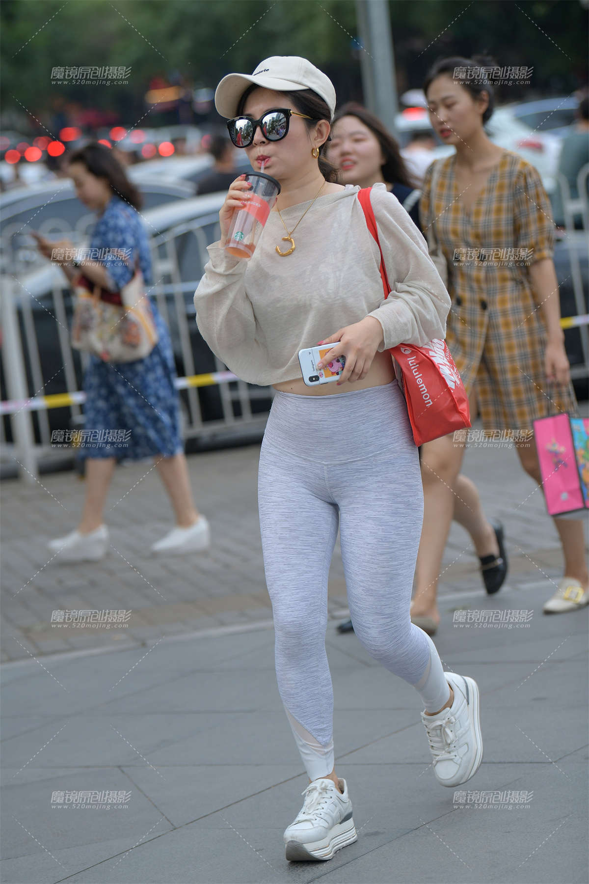 【街拍之魂赛帖】乳白色紧身瑜伽裤-日更街拍