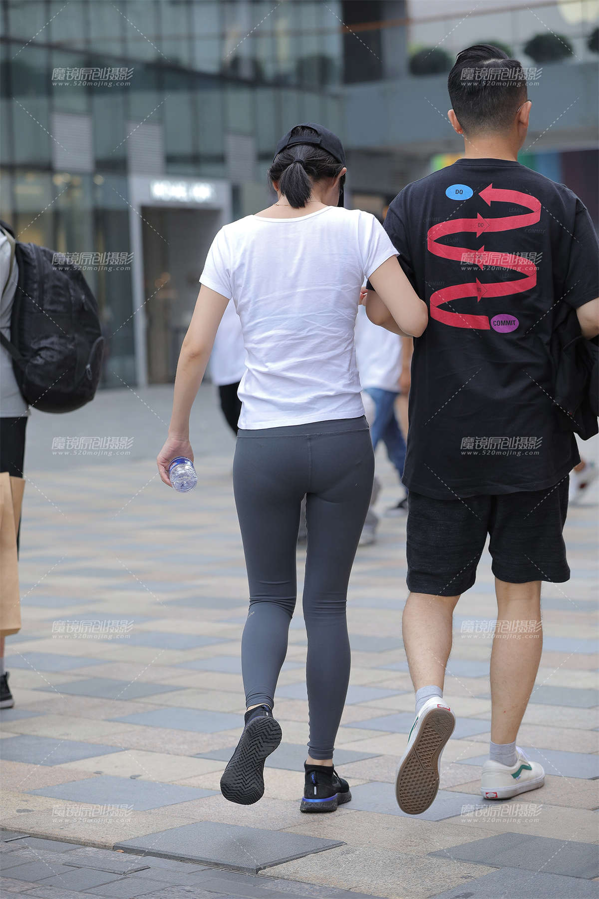 图片[2]-鸭舌帽，灰色瑜伽裤女友-日更街拍