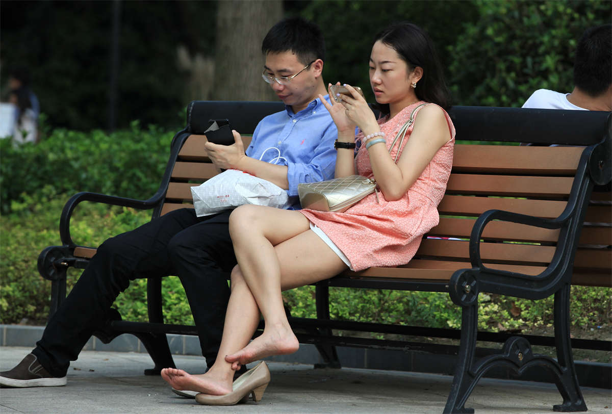 图片[2]-踏青公园街拍系列No.1121 长腿女孩把脱鞋玩脚这项活动玩出了一定镜界  第1套-日更街拍