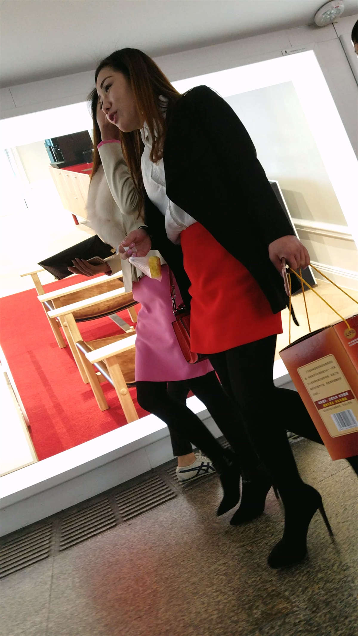 图片[2]-靓丽的金色长发美女黑色丝袜性感美腿-日更街拍