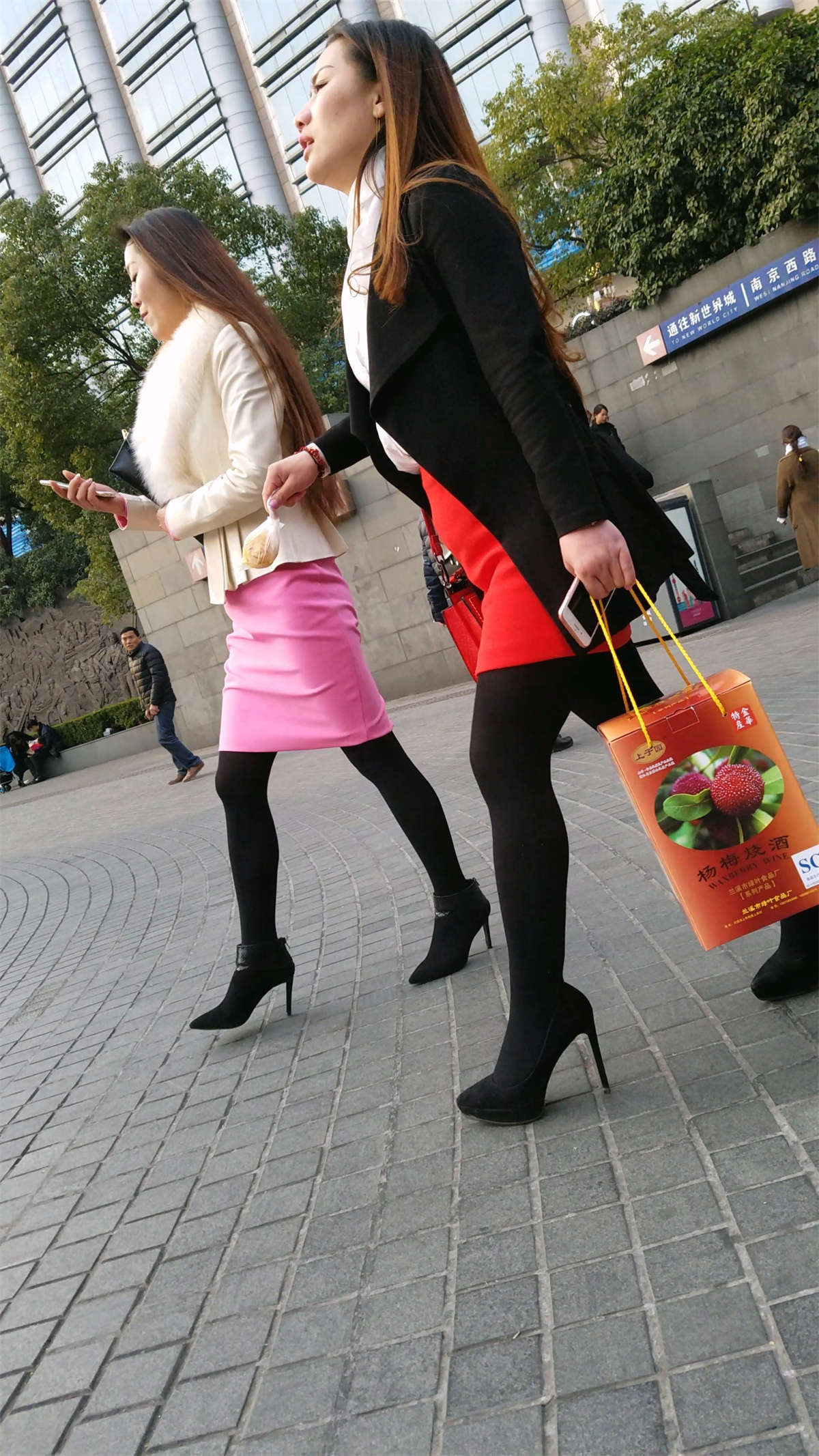 靓丽的金色长发美女黑色丝袜性感美腿-日更街拍