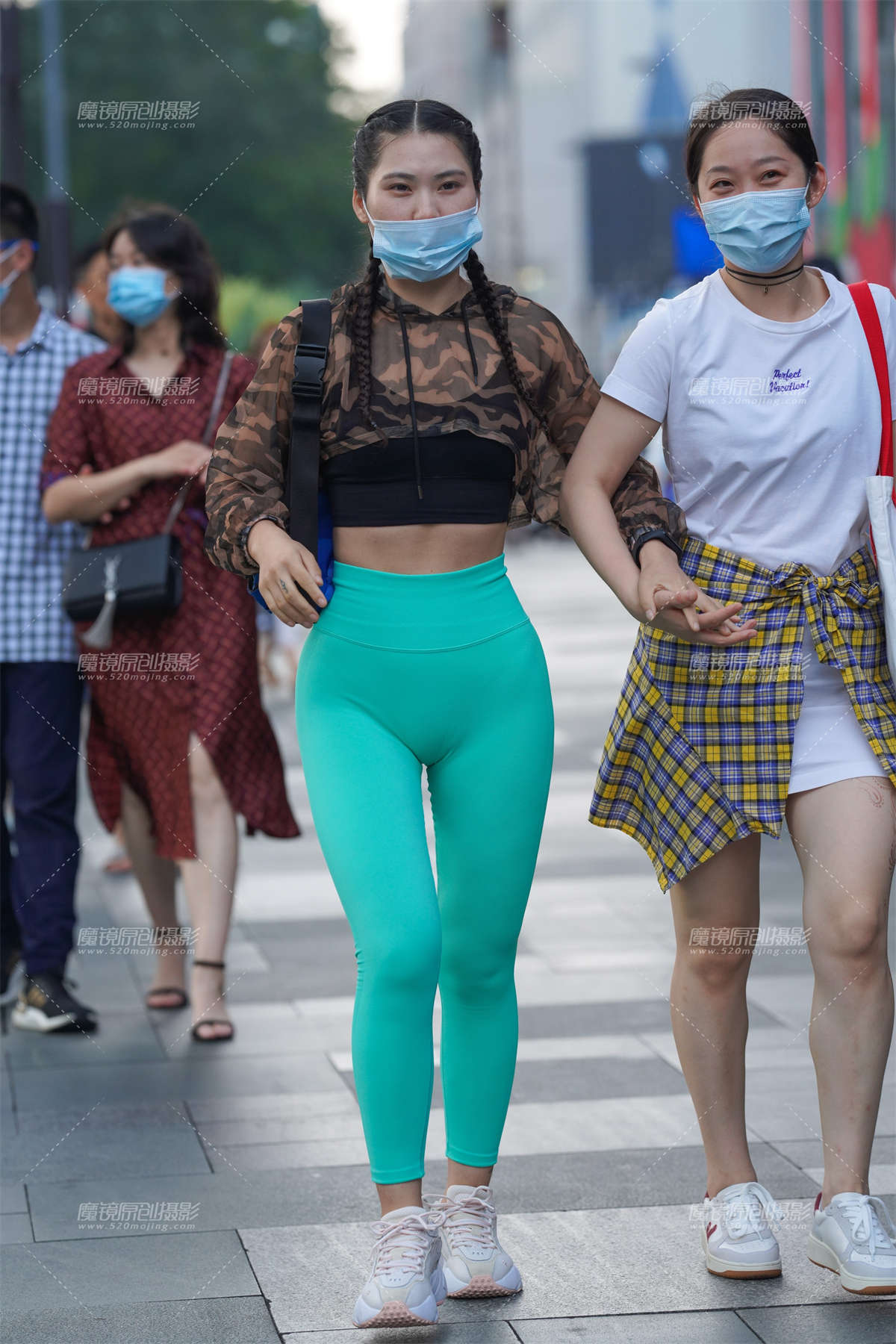 紧身运动裤 彰显凹凸有致的身材-日更街拍