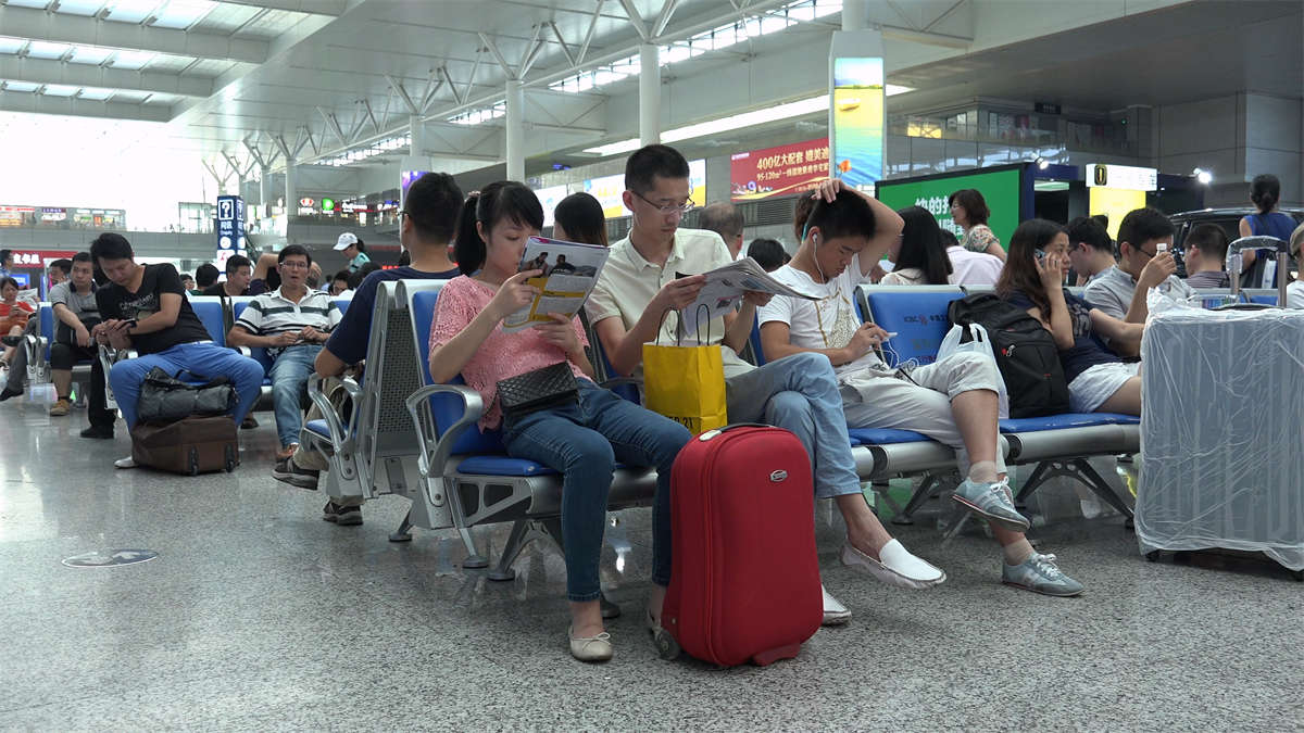 一双香艳的足底看的过往旅客纷纷驻足-日更街拍