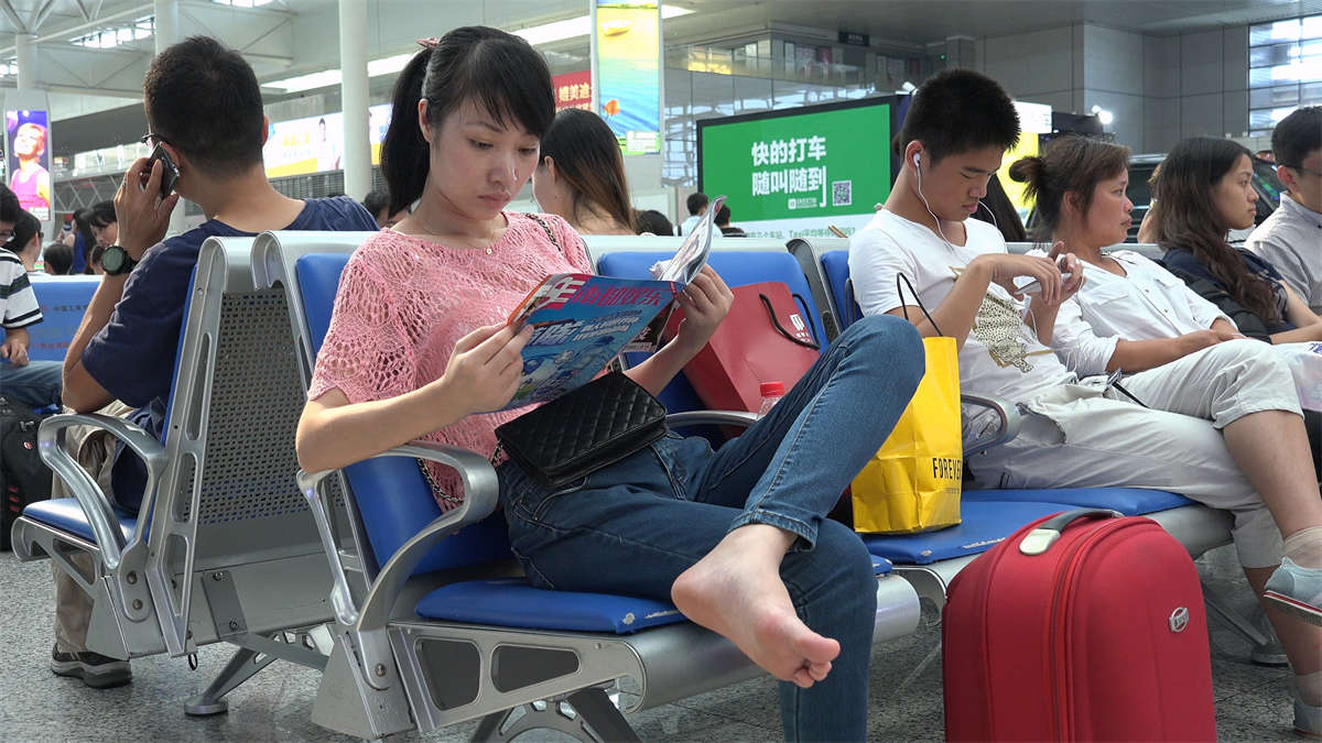 图片[2]-一双香艳的足底看的过往旅客纷纷驻足-日更街拍