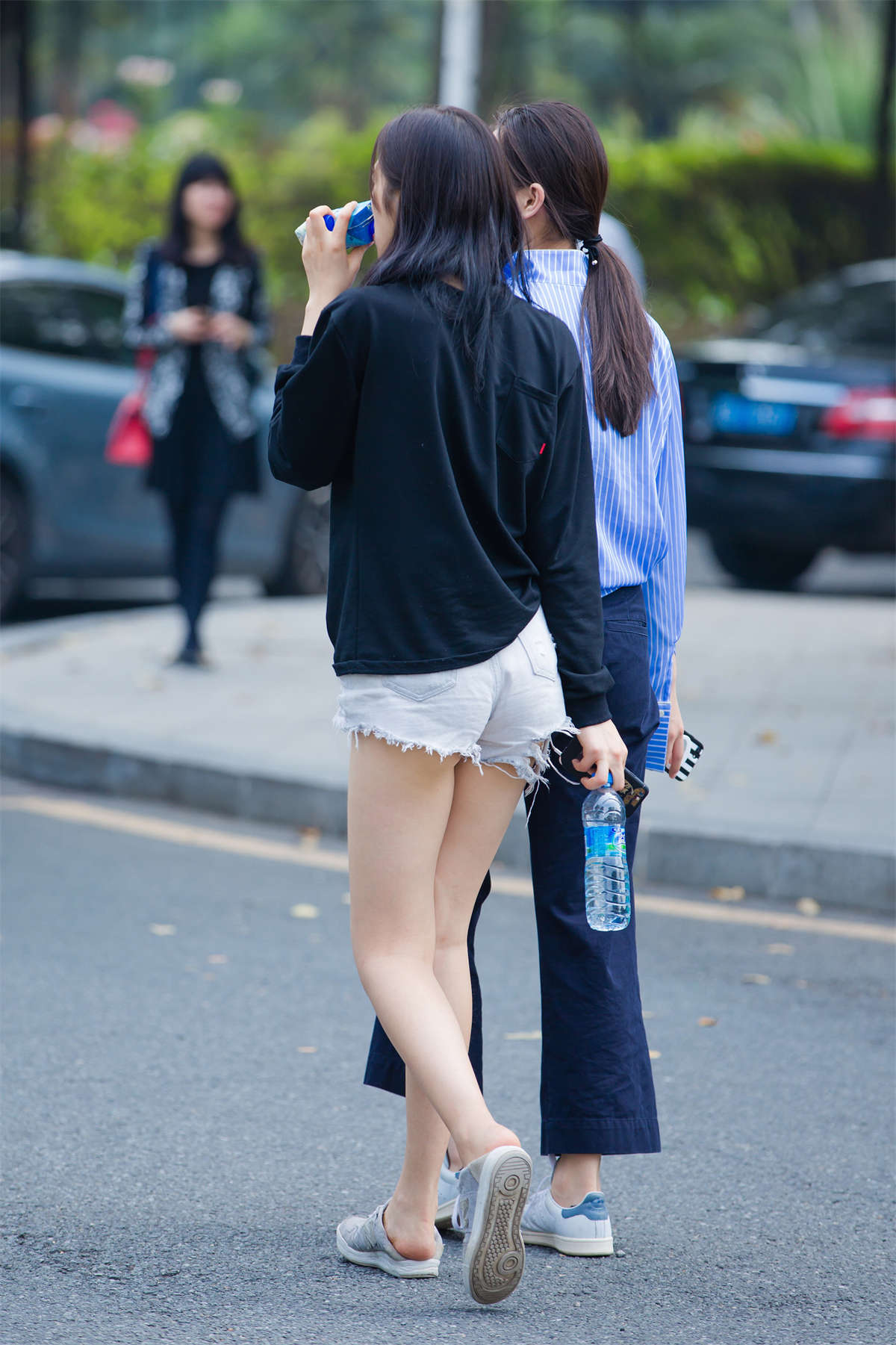 热裤，长腿，运动鞋（9）-日更街拍