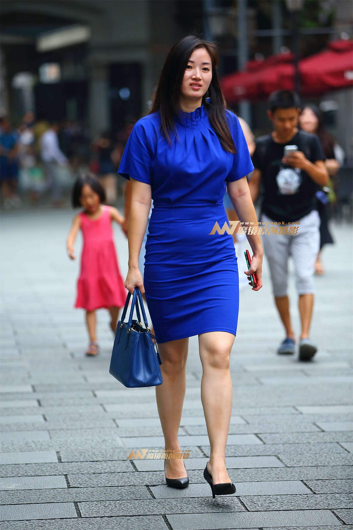 蓝色紧身连衣裙熟女-日更街拍