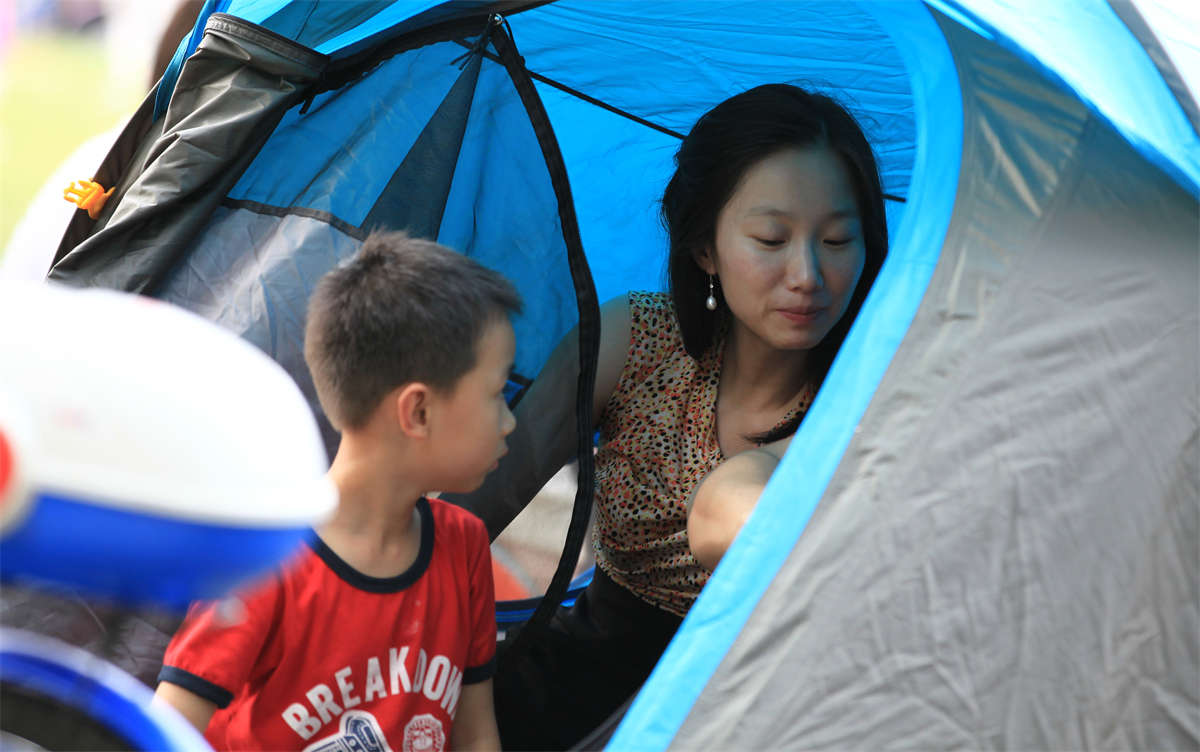 图片[2]-踏青公园街拍系列No.1315 迷人少妇小荷才露尖尖角，反而有种说不出的诱惑-日更街拍