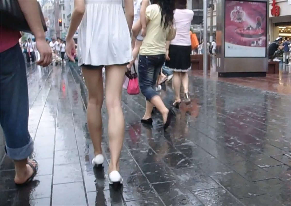 街头正拍小裙子少女 美腿露的很修长-日更街拍