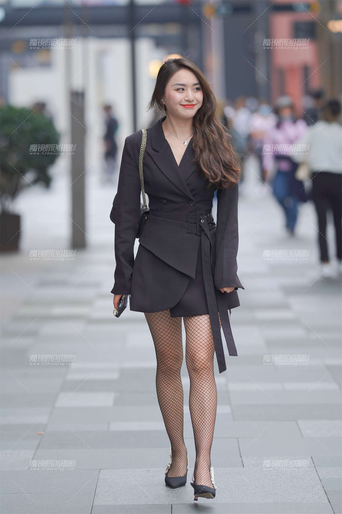 网袜小姐姐-日更街拍