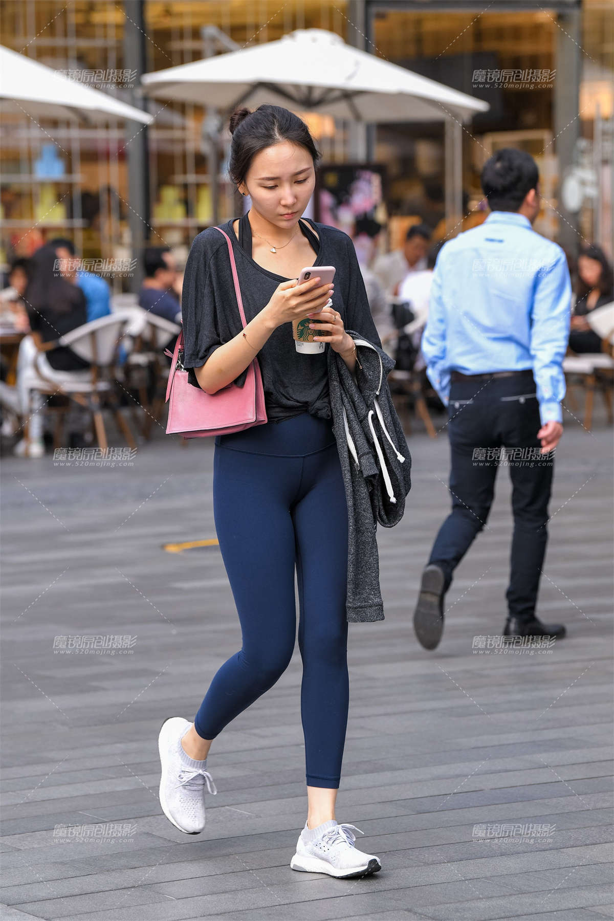 【久久赛帖】蓝色瑜伽裤美眉-日更街拍