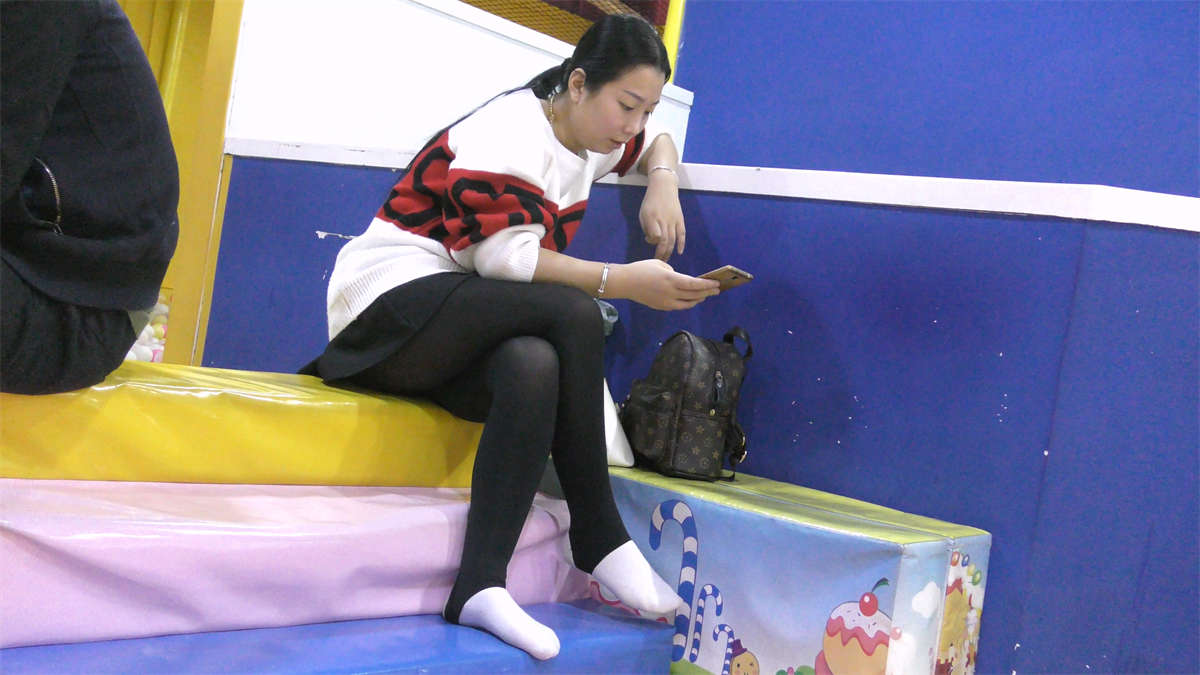 图片[2]-游乐场气质辣妈的棉袜脚-日更街拍