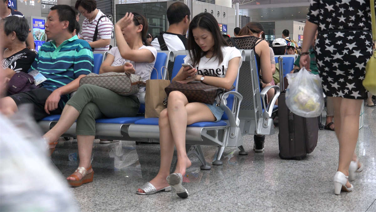 候车室上演的超高频率美足挑鞋抖脚-日更街拍