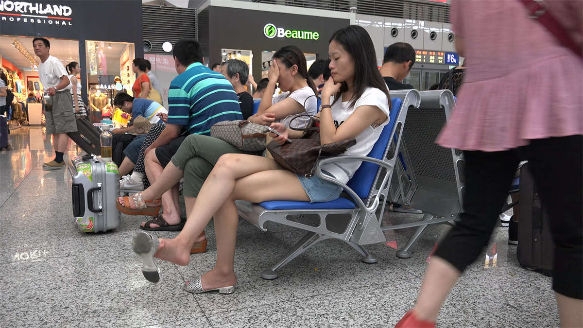 图片[2]-候车室上演的超高频率美足挑鞋抖脚-日更街拍