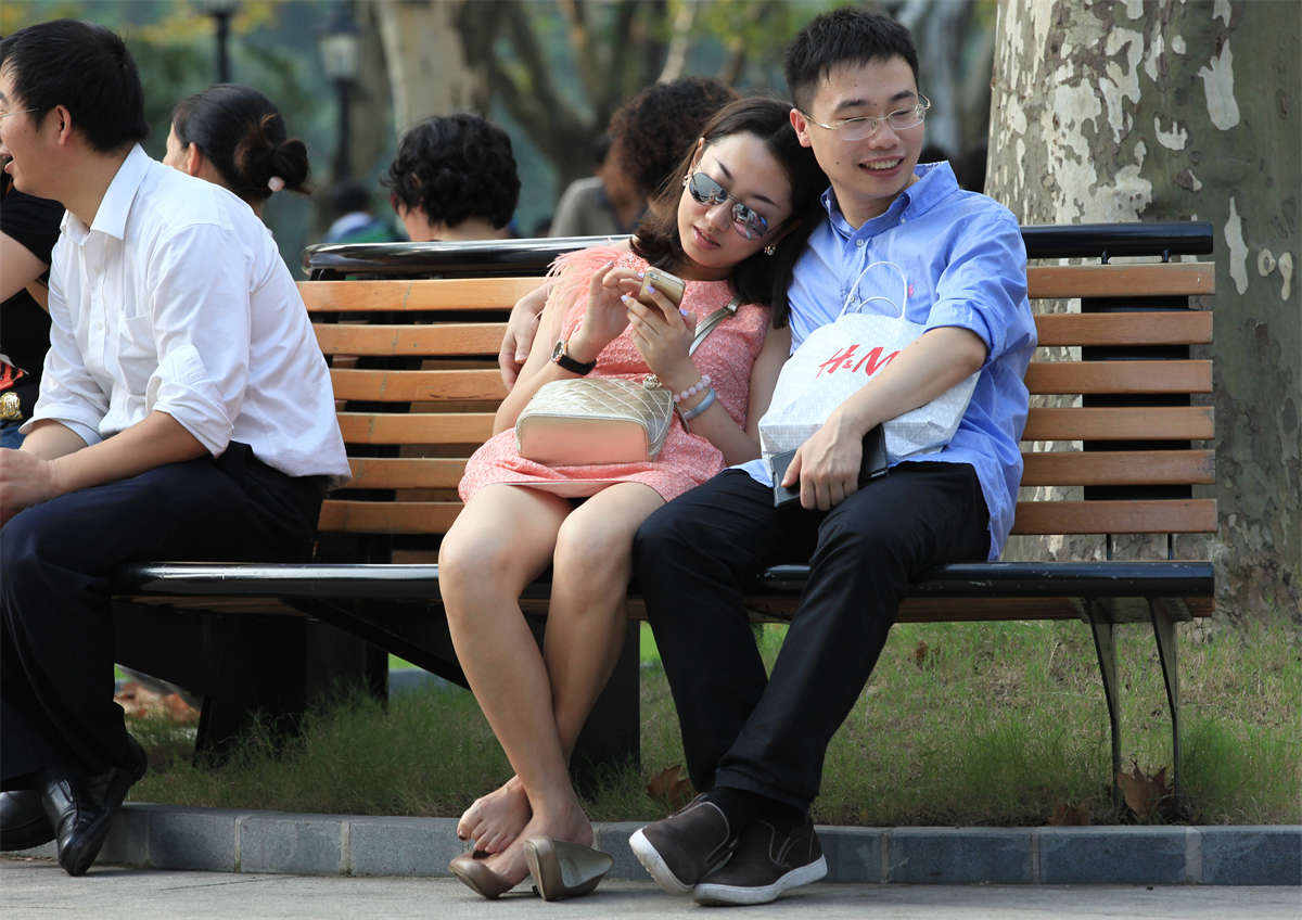 图片[2]-踏青公园街拍系列No.1122 长腿女孩把脱鞋玩脚这项活动玩出了一定镜界  第2套-日更街拍