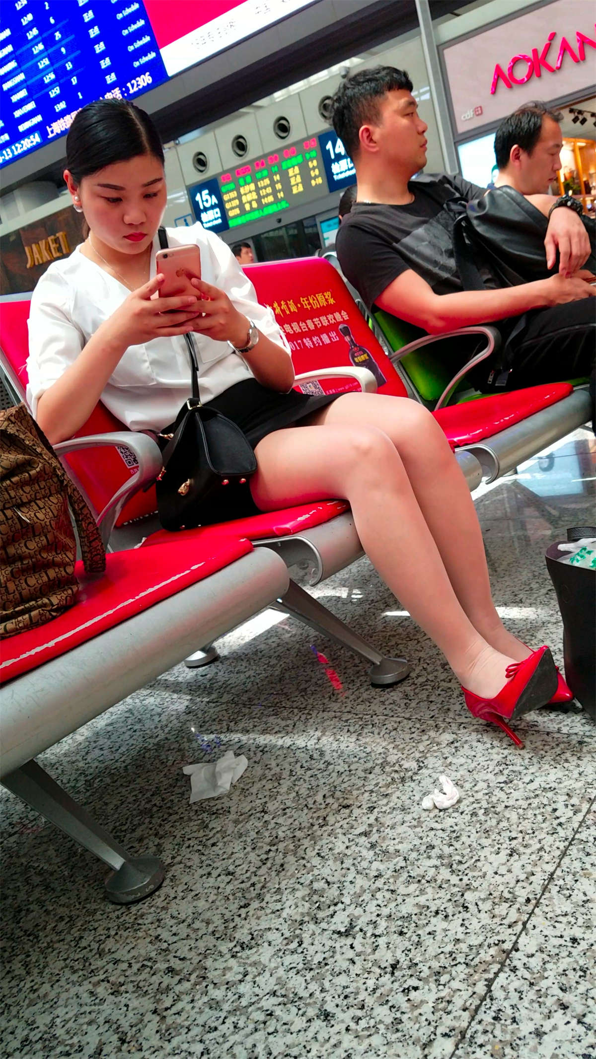 图片[2]-[4K高清视频]白衣美腿红鞋短裙美眉，有亮点-日更街拍