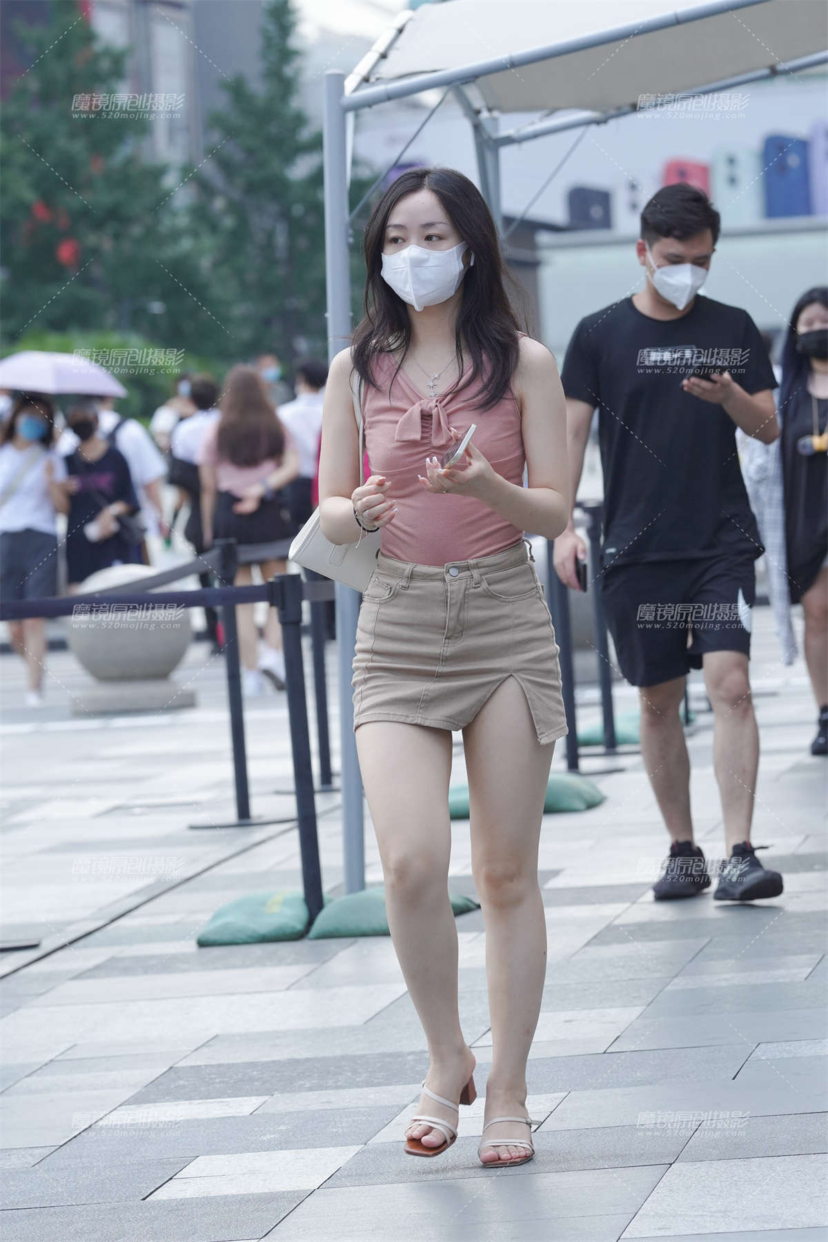 白白净净美腿女孩-日更街拍