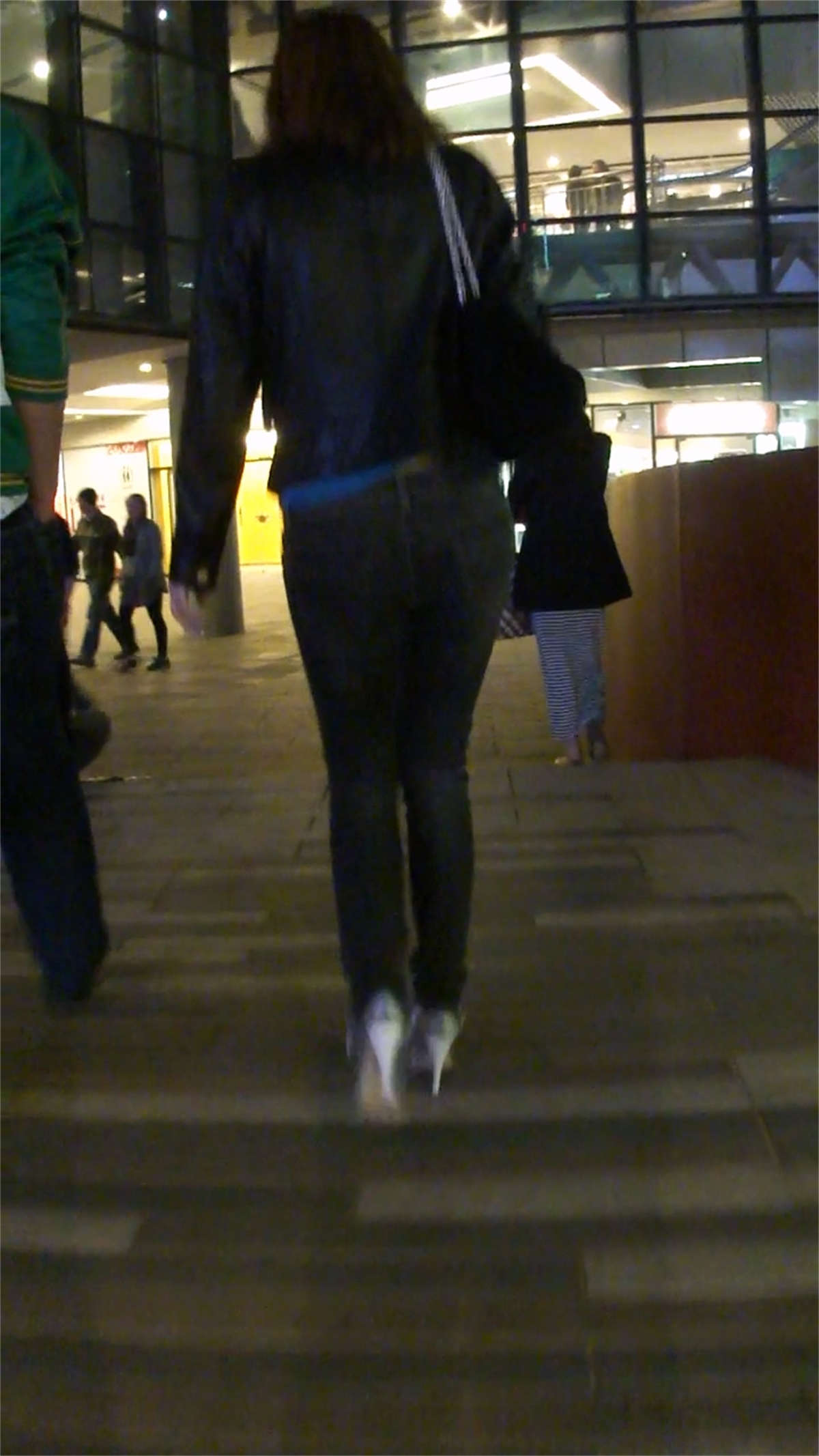 图片[2]-紧牛MM胸前的事业线很迷人-日更街拍