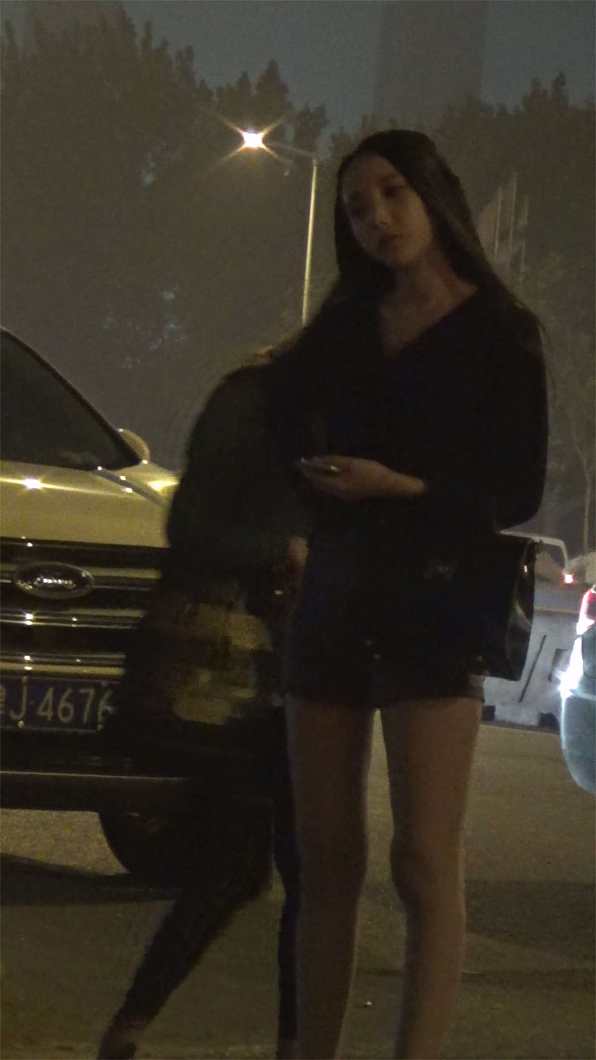 夜店准备上班的紧身裤和短裤美女-日更街拍