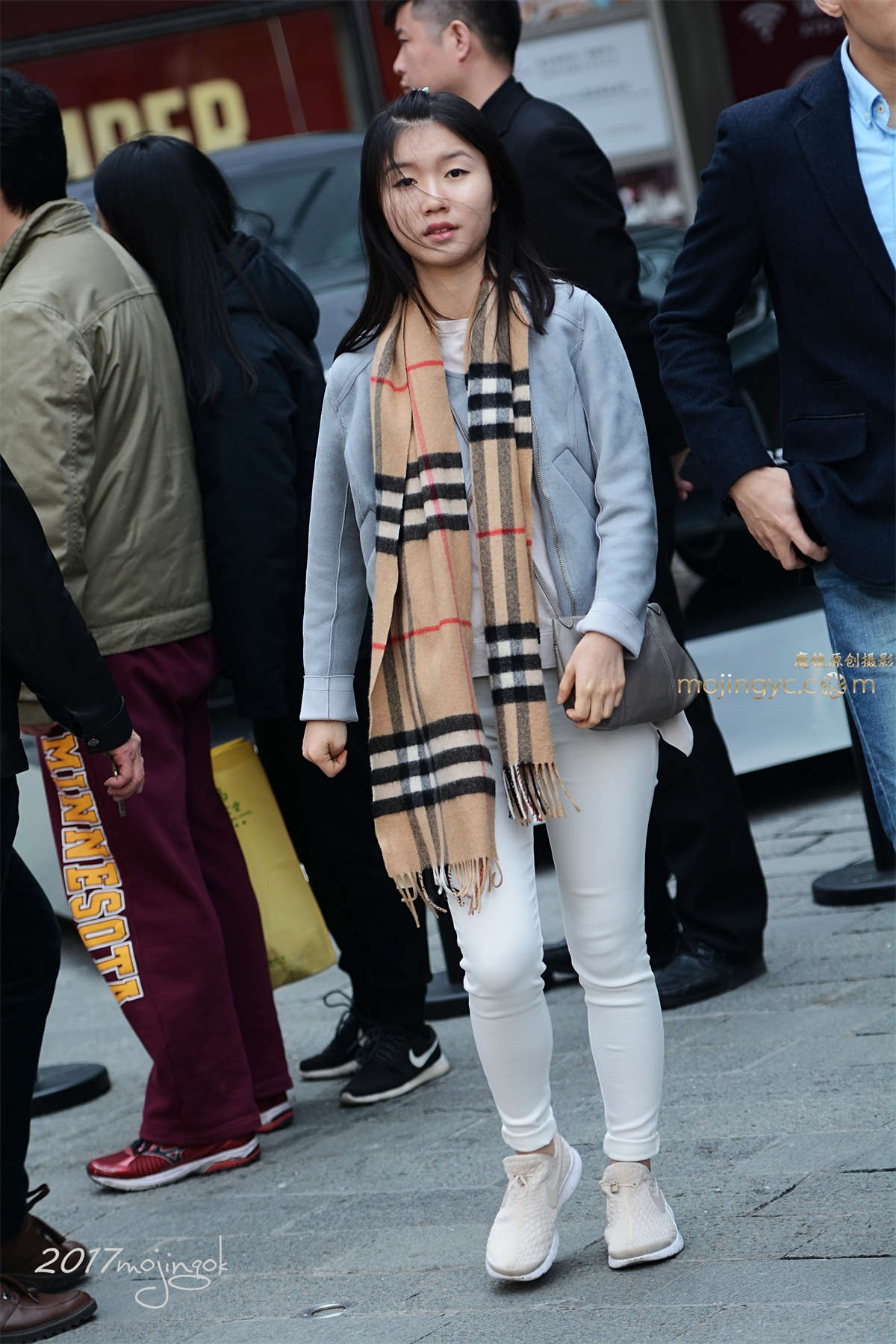 咔喳赛6 紧身白裤有点透 （13p）-日更街拍