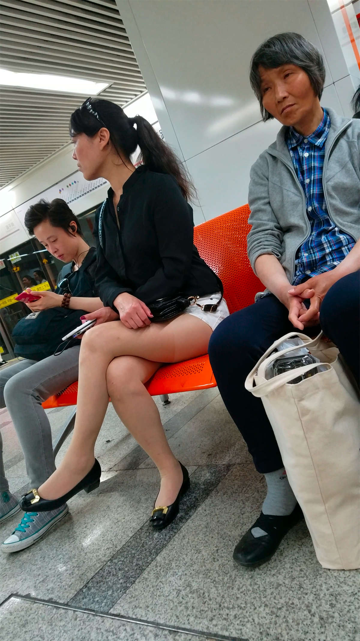 图片[2]-白色热裤肉丝黑高-日更街拍