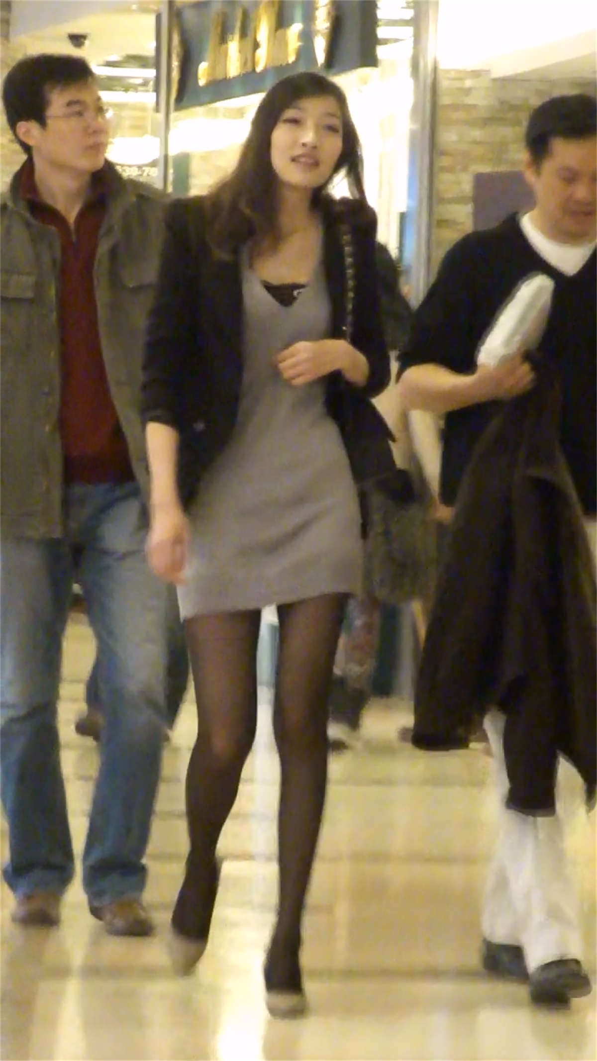 图片[2]-紧身包臀裙黑丝美女,身材极佳-日更街拍