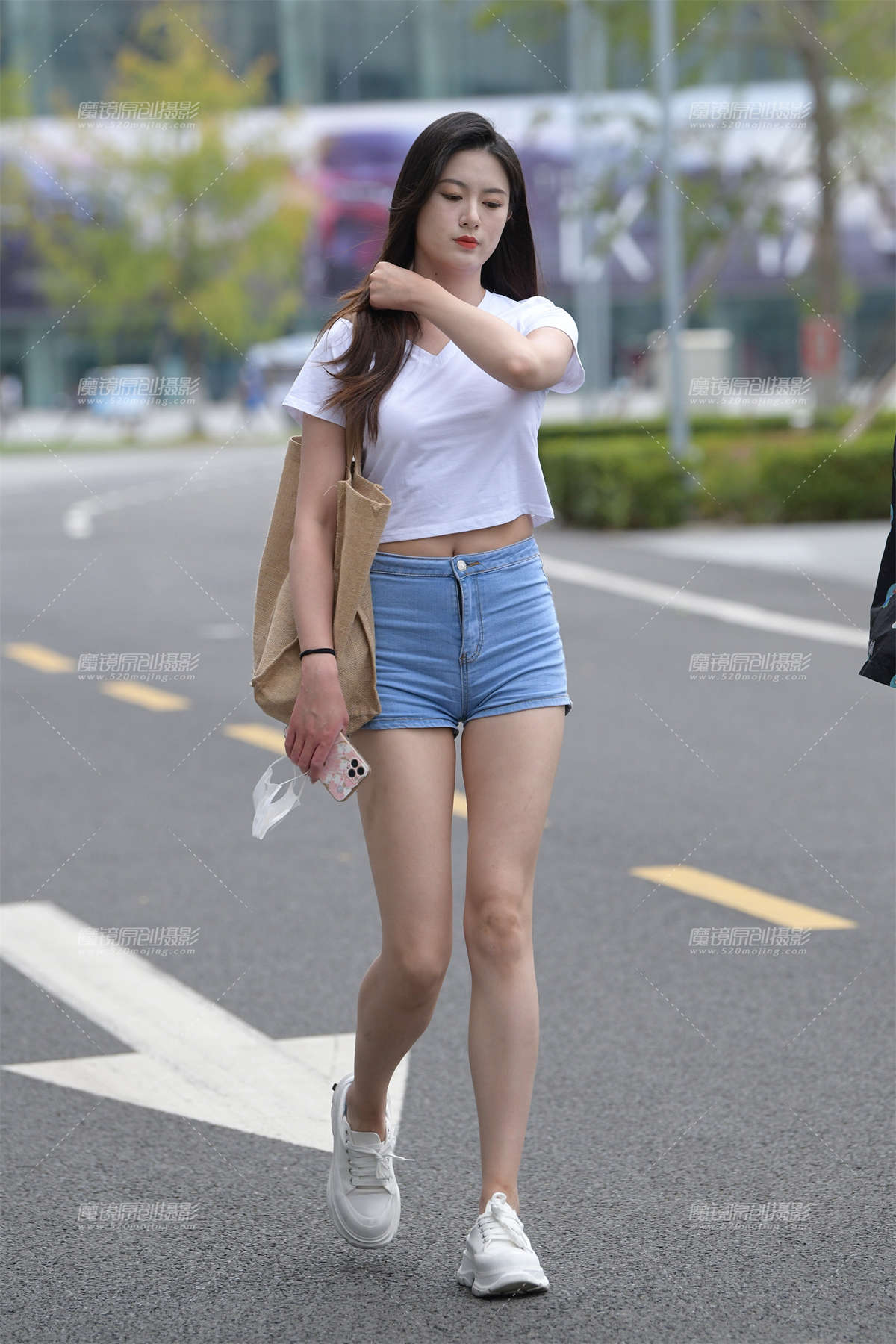 图片[2]-紧致热裤大长腿-日更街拍