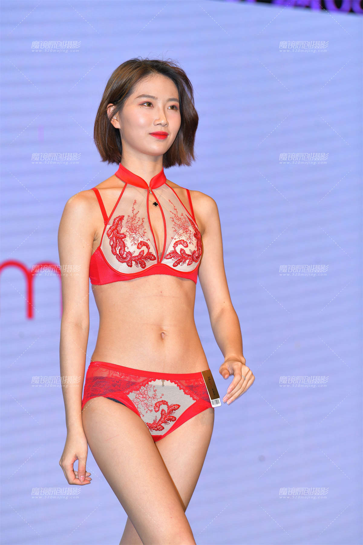 【视觉冲击赛贴】商场内衣SHOW，一模二套-日更街拍