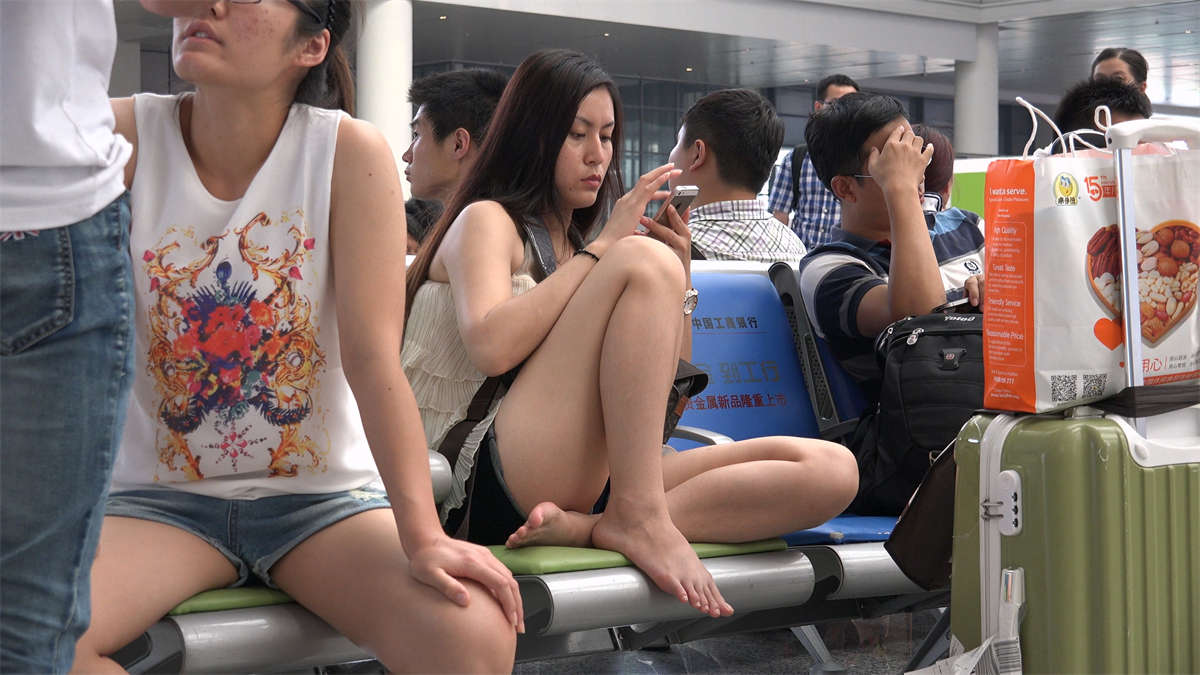 图片[2]-等地铁的时候顺手收了一个妹子-日更街拍