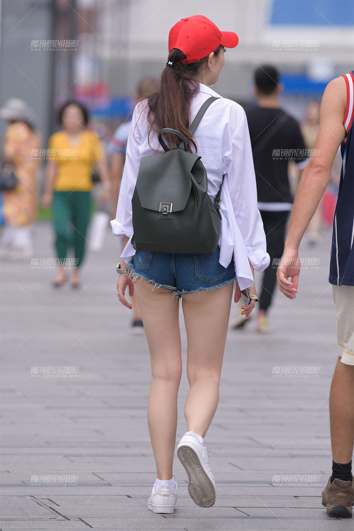 图片[2]-【视觉冲击赛贴】热裤大白腿，迷人的月牙臀-日更街拍