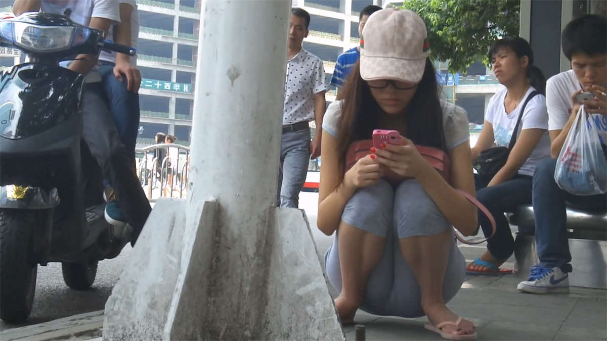 图片[2]-蹲路边的美女-日更街拍