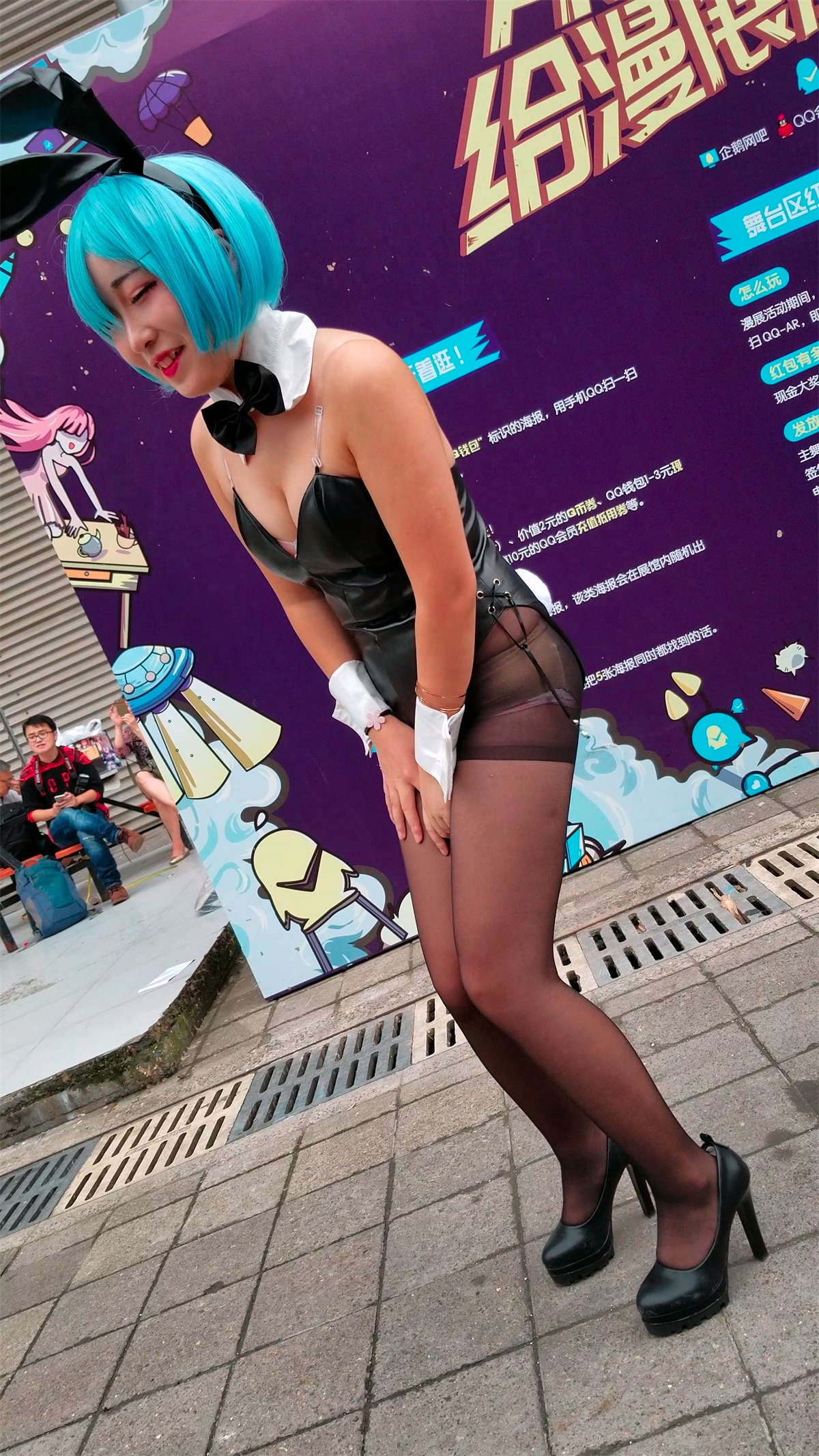 图片[2]-动漫展cosplay的黑丝袜二次元美少女-日更街拍