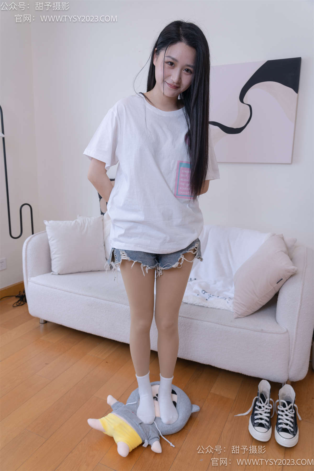 甜予摄影072期：澜澜-帆布鞋、白棉袜、踩蜡笔小新玩偶剧情 完整版-日更街拍