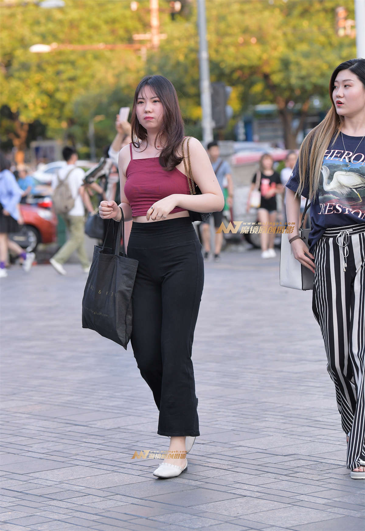 【街拍之魂赛帖】B98、傍晚邂逅紧身黑裤美女-日更街拍