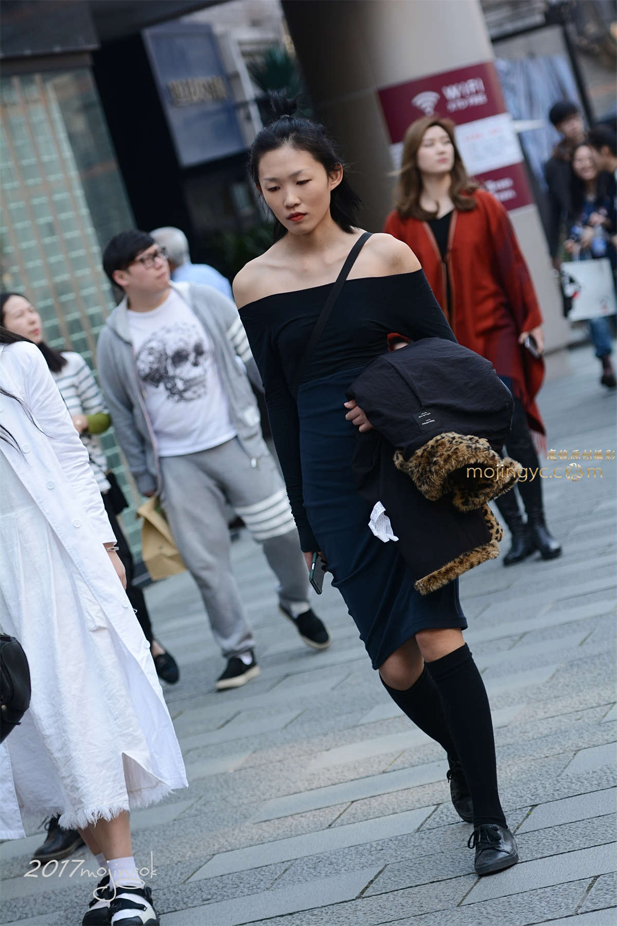 咔喳赛7 黑色中裙 真空上阵 （16p）-日更街拍