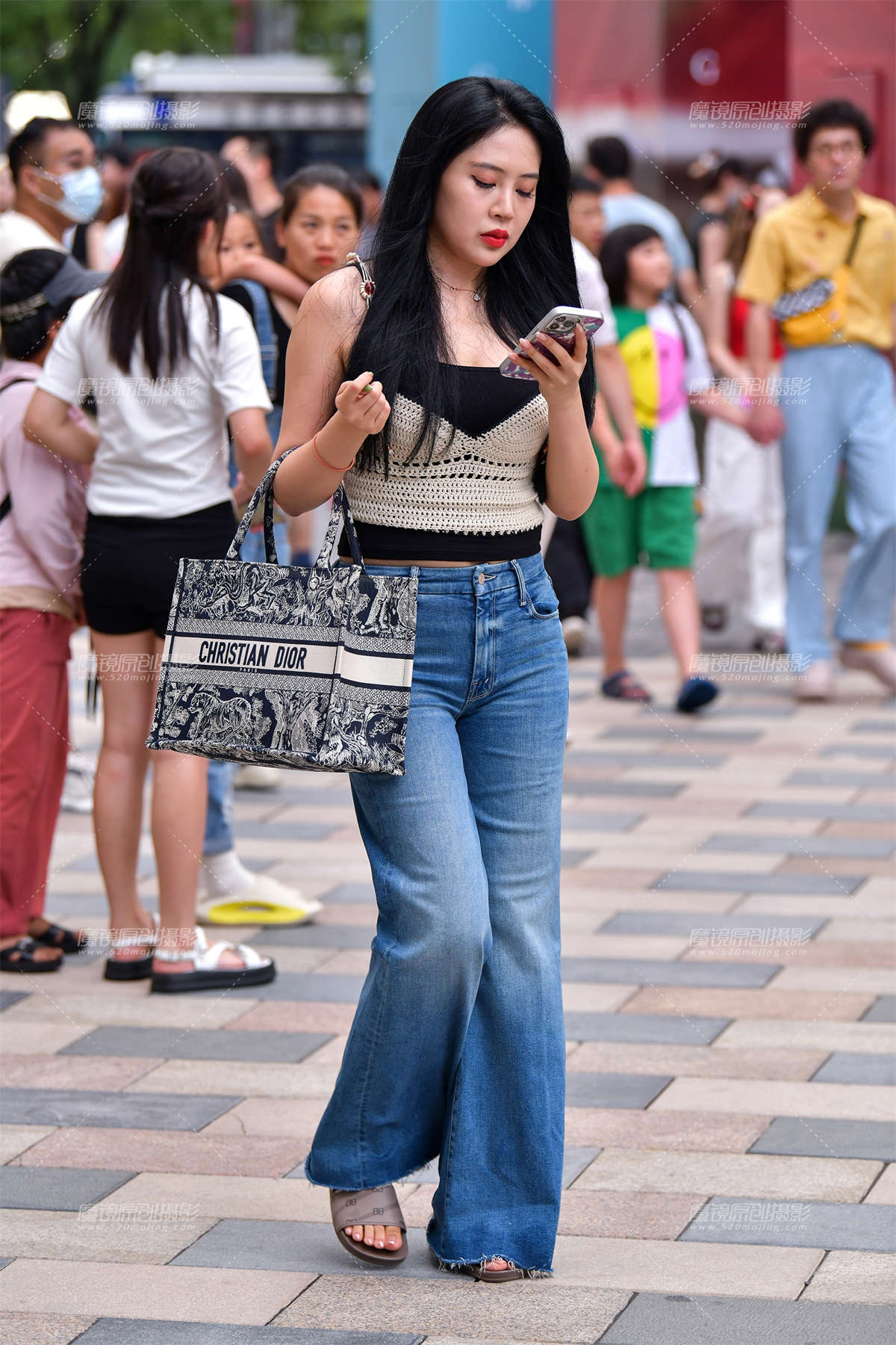 ★吊带牛仔裤美女-日更街拍