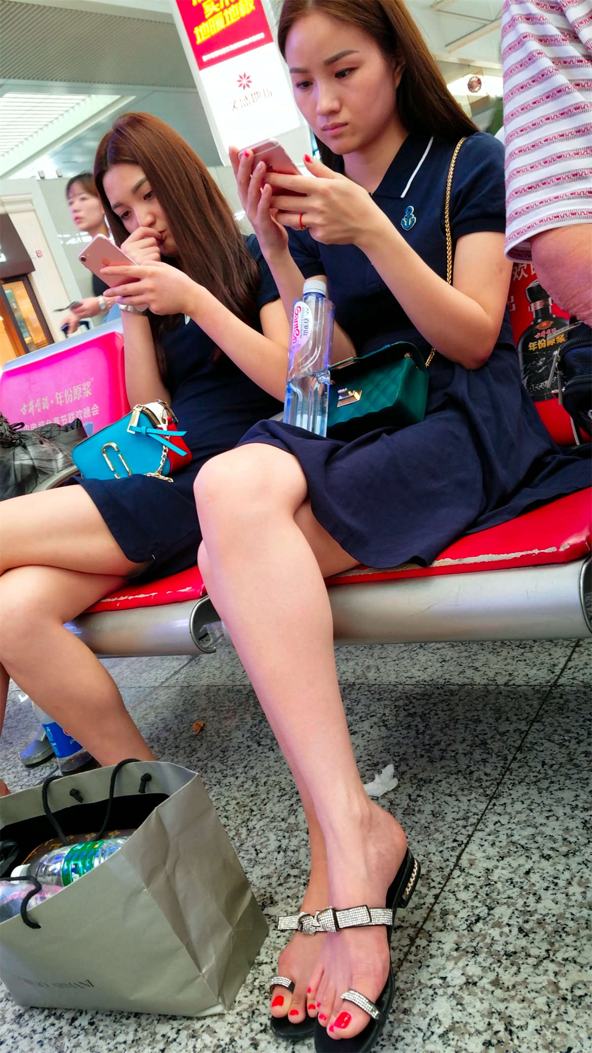 图片[2]-[4K高清视频]高铁站两个大白腿美女-日更街拍