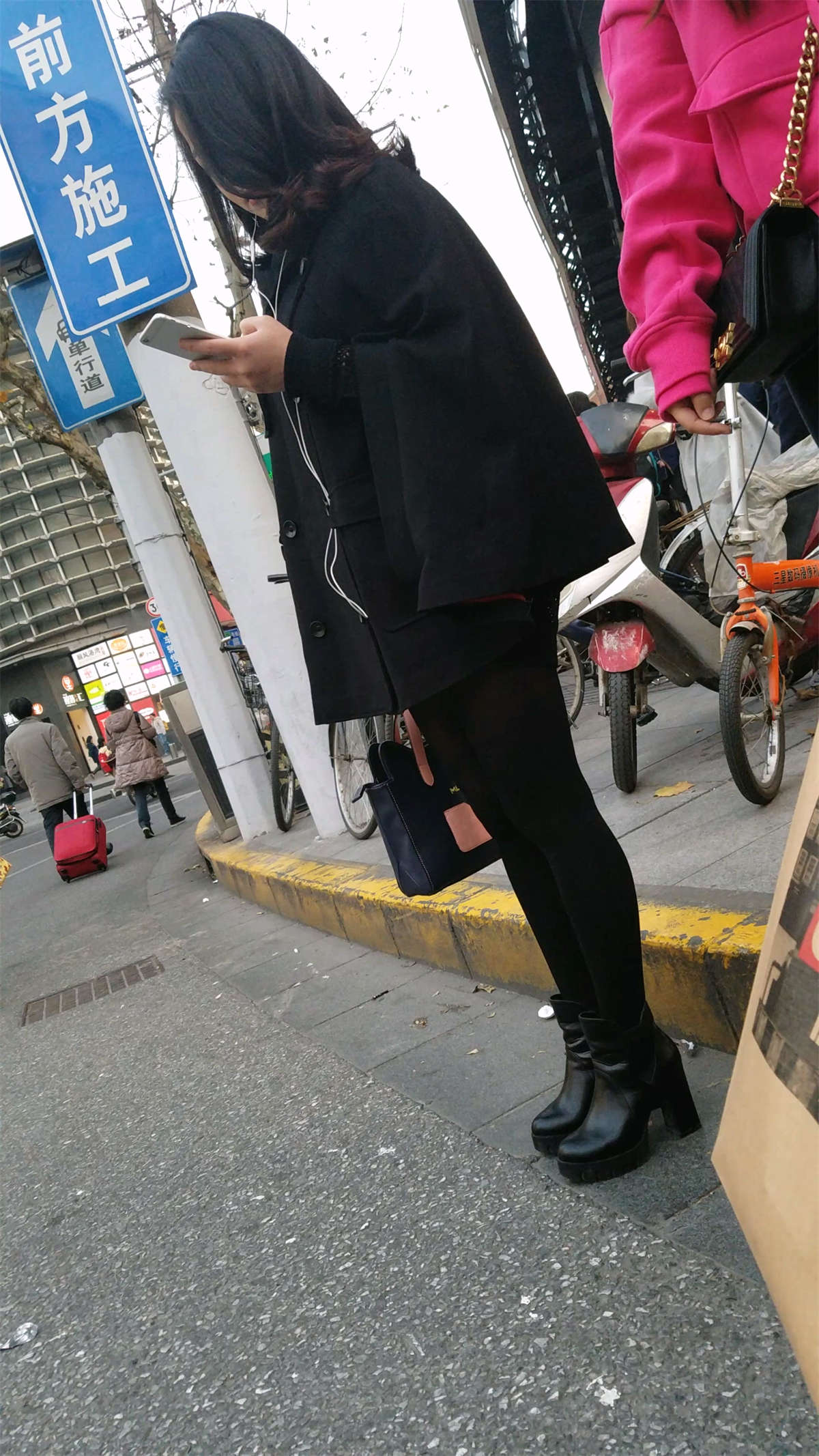 黑色包臀短裙黑色丝袜高跟美妇-日更街拍