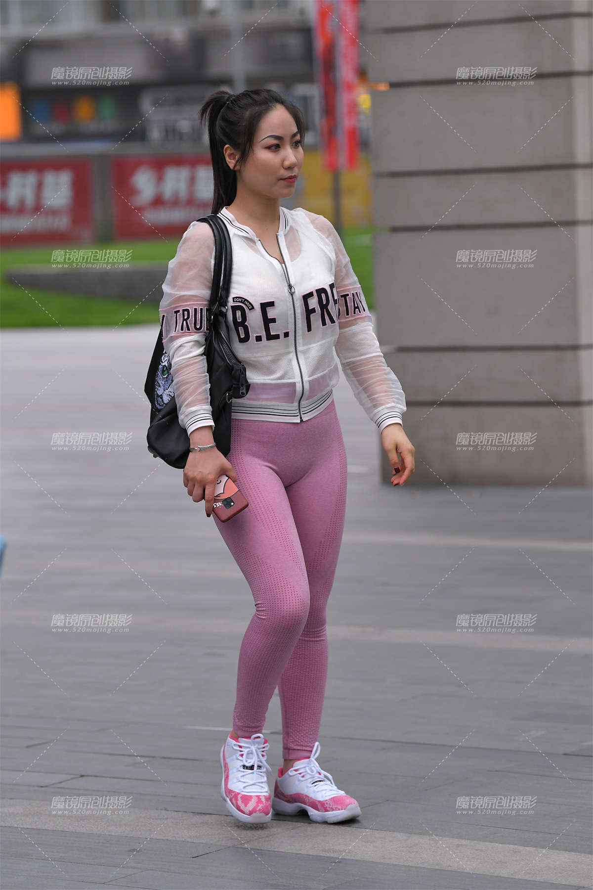 【视觉冲击赛贴】性感的粉红瑜伽裤女友-日更街拍