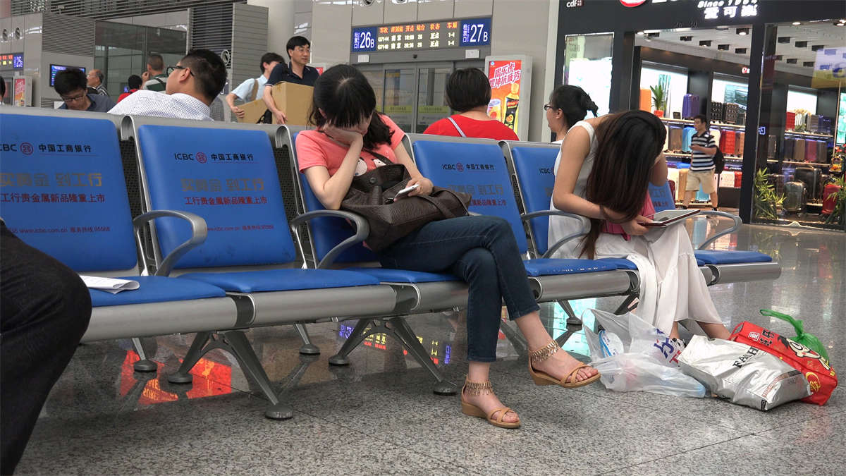 一看就是清纯女生未经修饰的精美素足-日更街拍