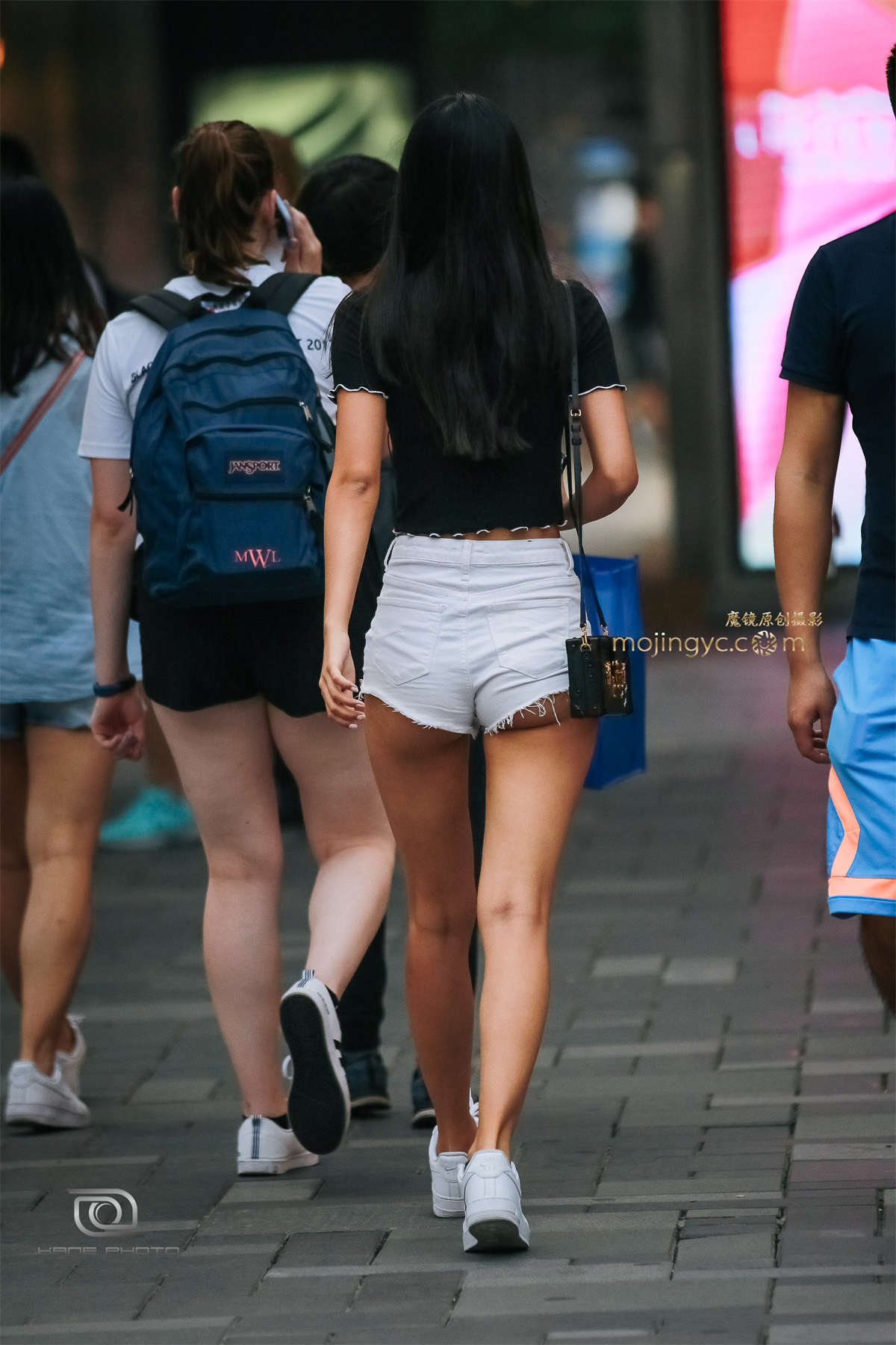 图片[2]-长腿姐姐最爱露臀热裤-日更街拍