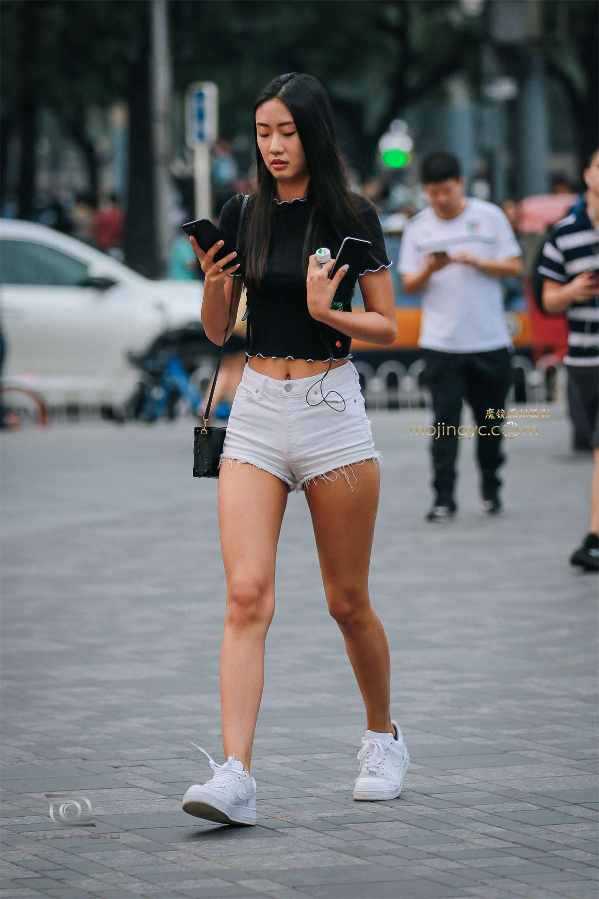 长腿姐姐最爱露臀热裤-日更街拍